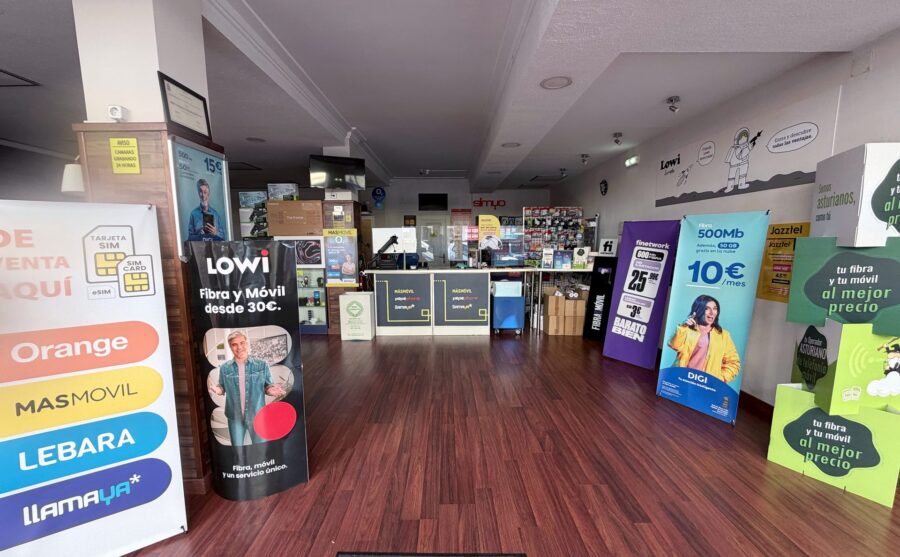 Interior de la tienda Valiña Informática con el mostrador al fondo y los expositores de fibra y móvil
