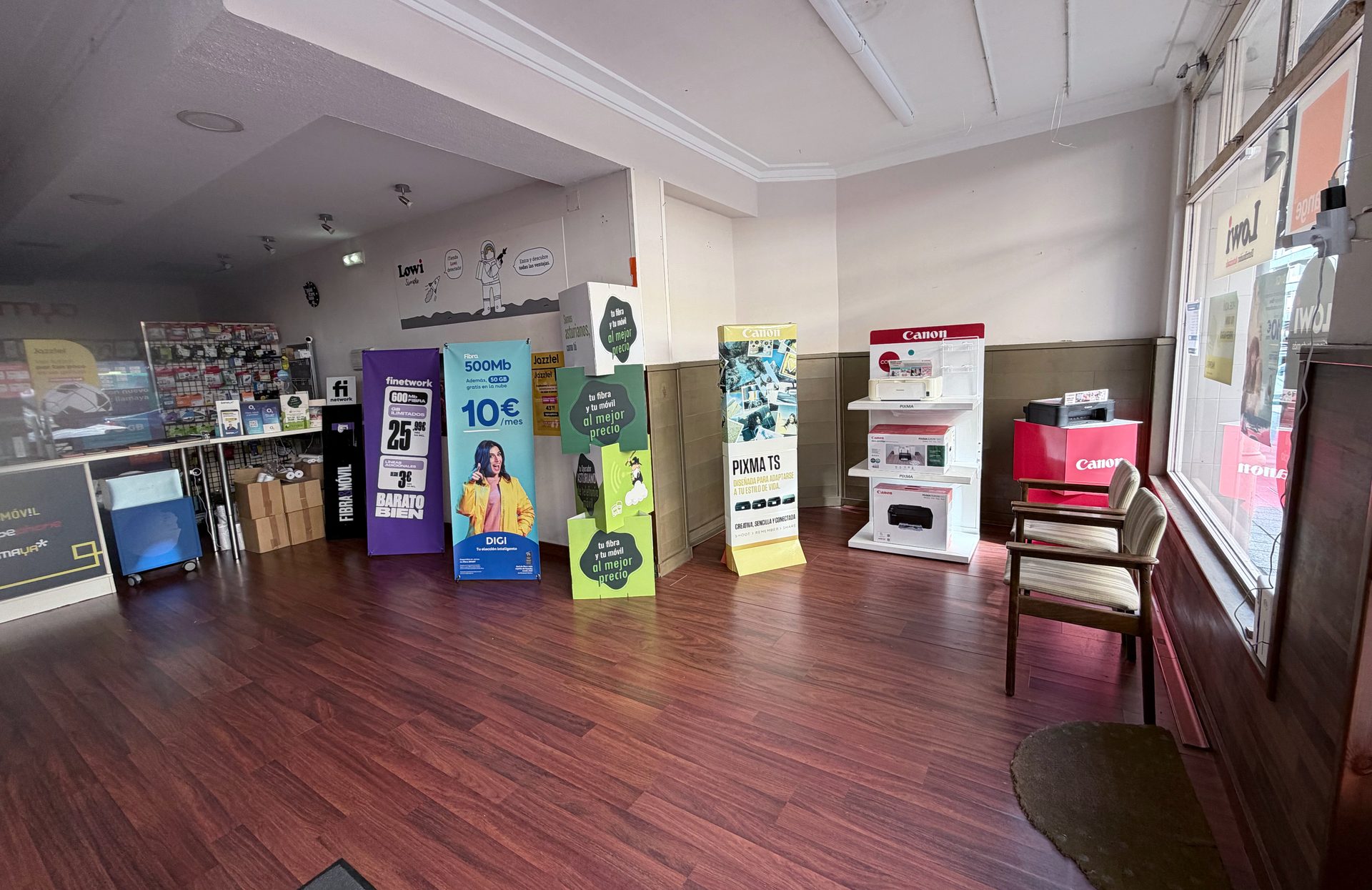 Zona de exposición de la tienda Valiña Informática con expositores de operadoras e impresoras
