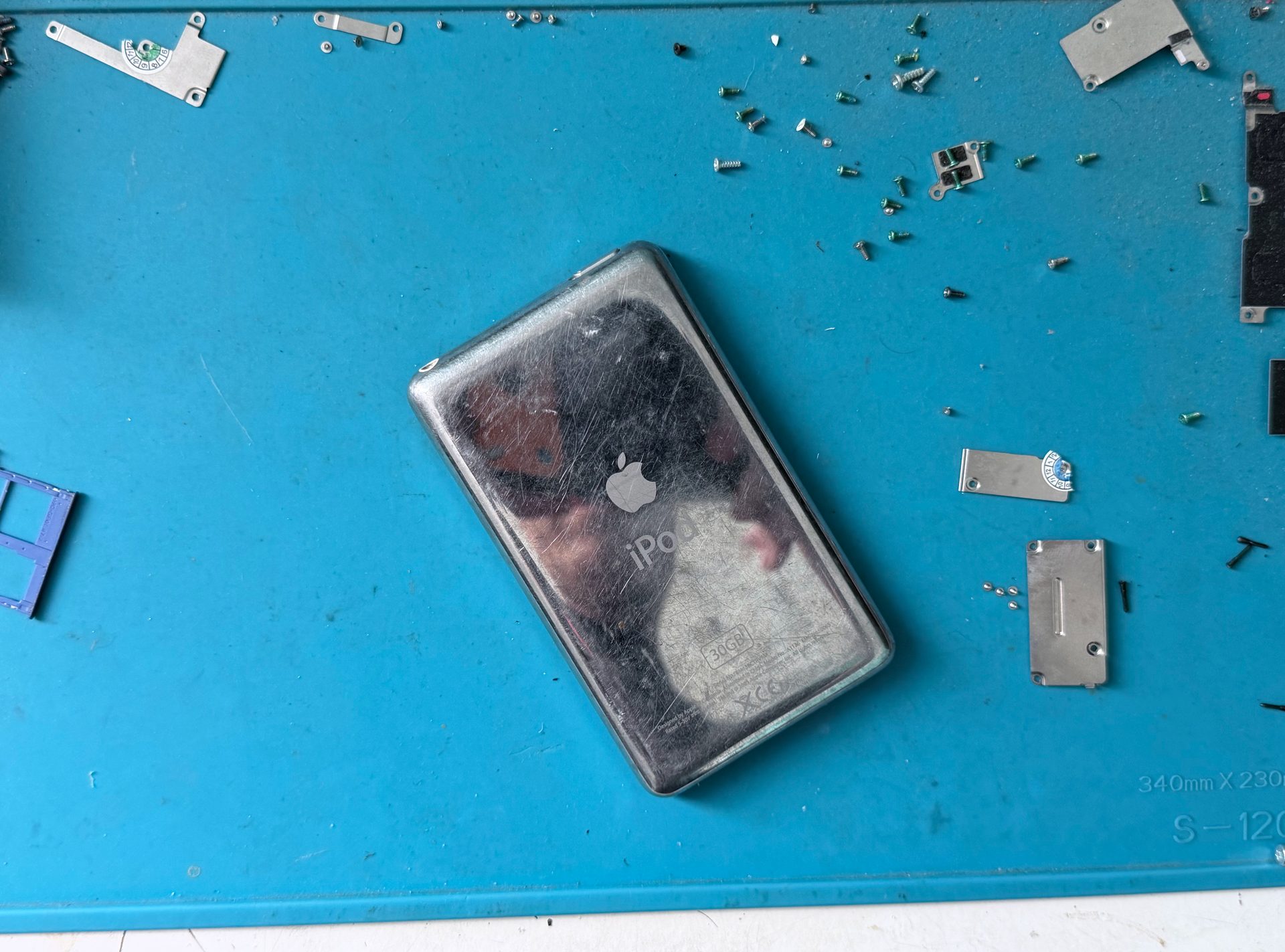 iPod abierto sobre la alfombrilla de trabajo del taller de Valiña Informática