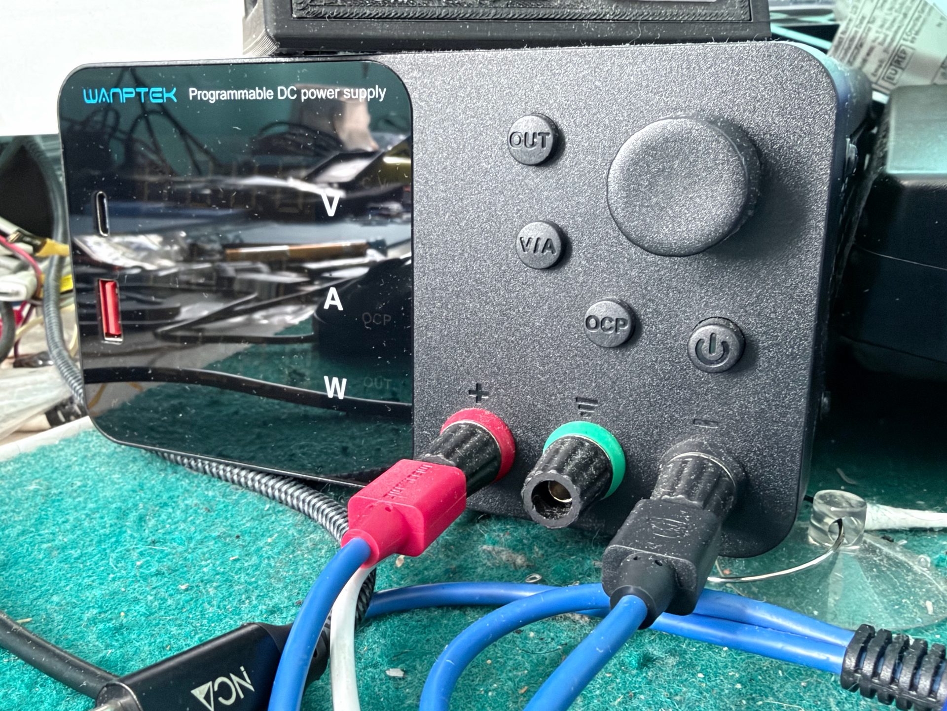 Fuente de alimentación programable del taller usada para diagnosticar placas y baterías